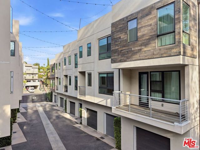 2111 N Cahuenga Boulevard # 11, Los Angeles