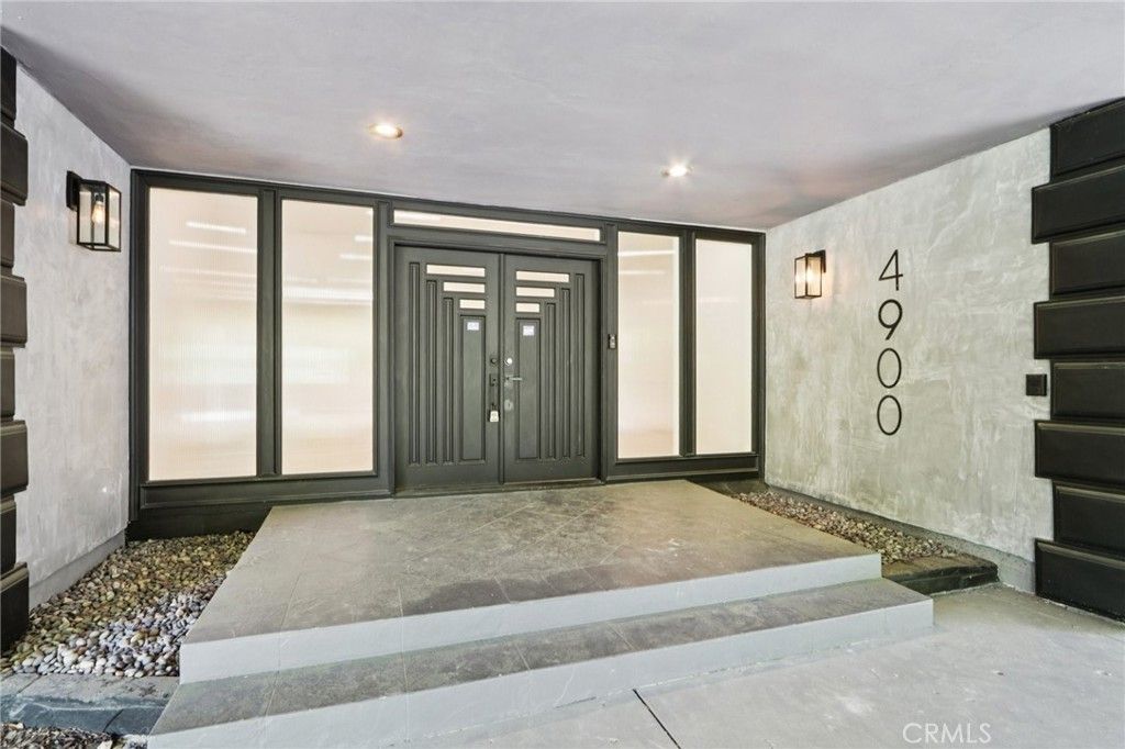 4900 Queen Victoria, Woodland Hills