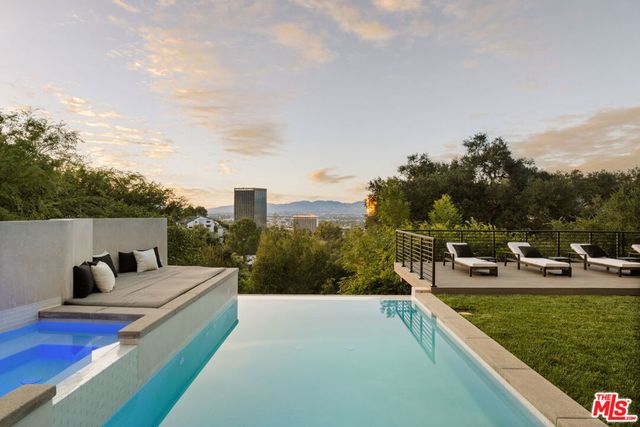 3208 Oakley Drive, Los Angeles