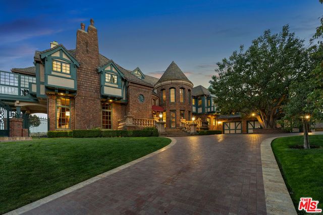 19000 Dorlon Drive, Tarzana