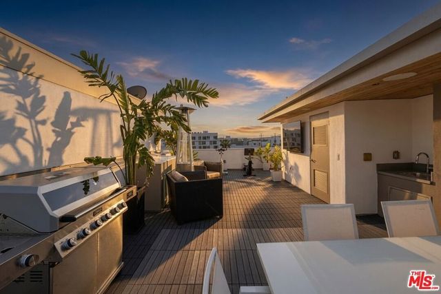 6728 W Hepburn Way, Los Angeles