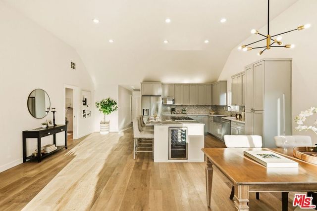 1026 S Windsor Boulevard, Los Angeles
