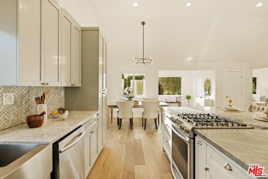 1026 S Windsor Boulevard, Los Angeles