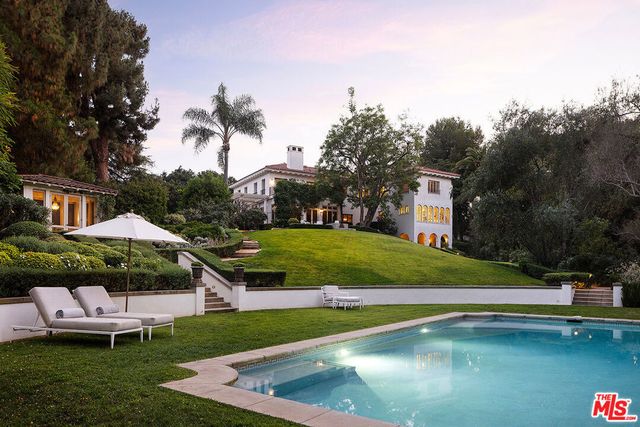 2000 De Mille Drive, Los Angeles