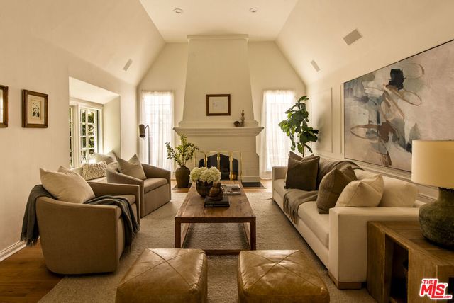 102 N Laurel Avenue, Los Angeles