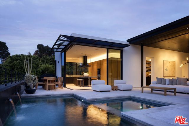1450 Blue Jay Way, Los Angeles
