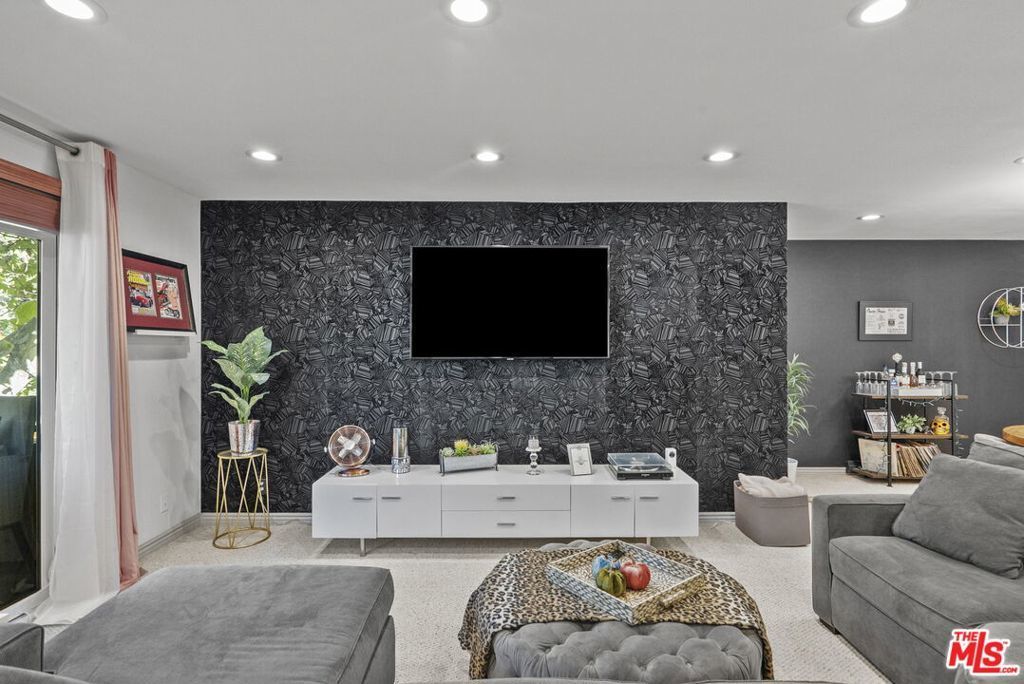 6752 Hillpark Drive # 202, Los Angeles