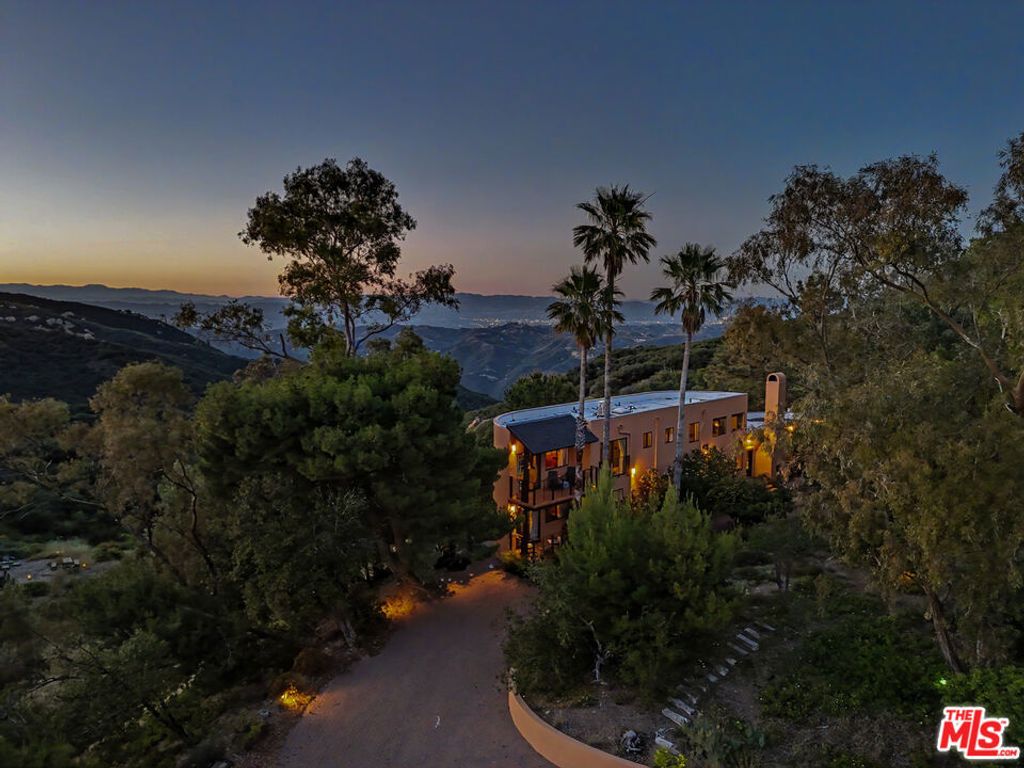 22067 Saddle Peak Road, Topanga