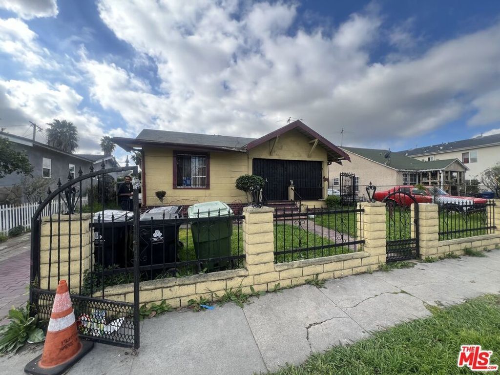 142 W 85th Street, Los Angeles