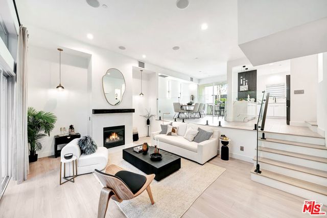 1020 Hilldale Avenue, West Hollywood