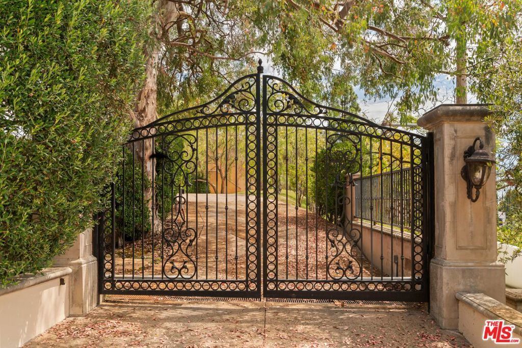 2600 Bowmont Drive, Beverly Hills