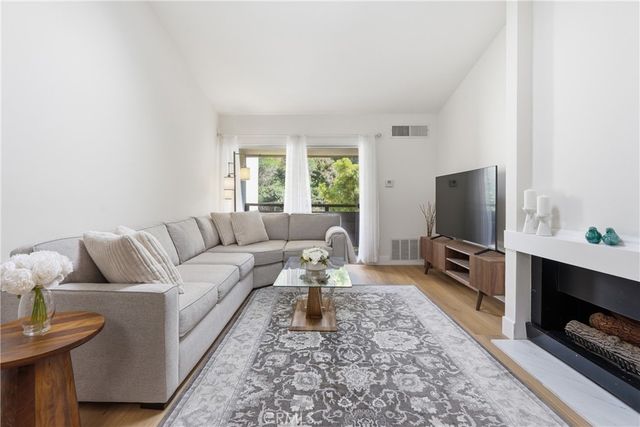 1621 Hotel Cir S # E325, San Diego