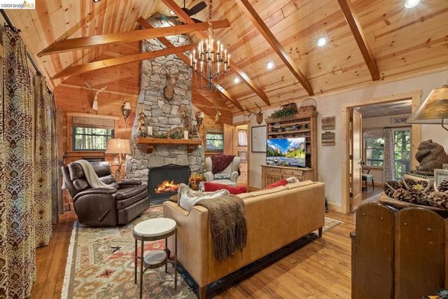 105 Pinecrest Lake Rd, Pinecrest