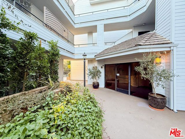 13331 Moorpark Street # 233, Sherman Oaks