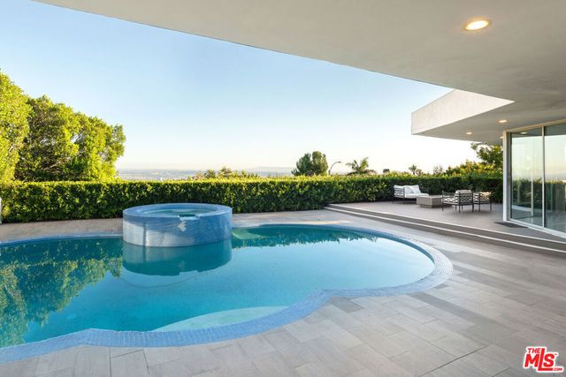 1506 Blue Jay Way, Los Angeles