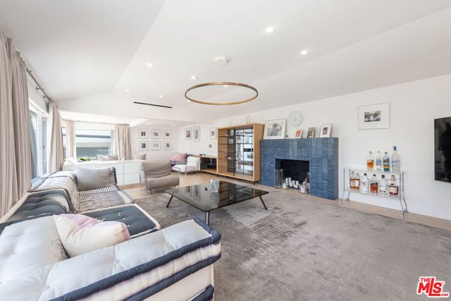 8501 Hedges Place, Los Angeles