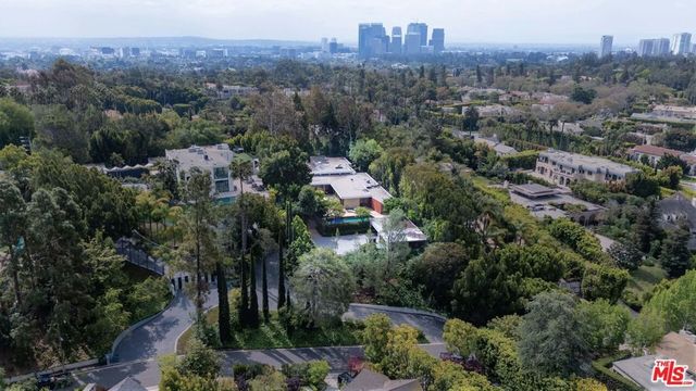 1022 Summit Drive, Beverly Hills