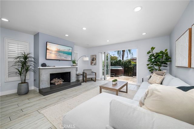 215 Knoxville Avenue, Huntington Beach