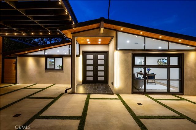22263 Flanco, Woodland Hills