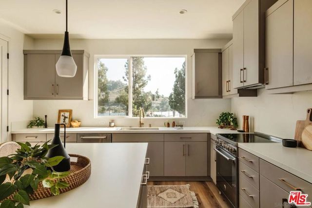 3851 N Riley Lane, Los Angeles