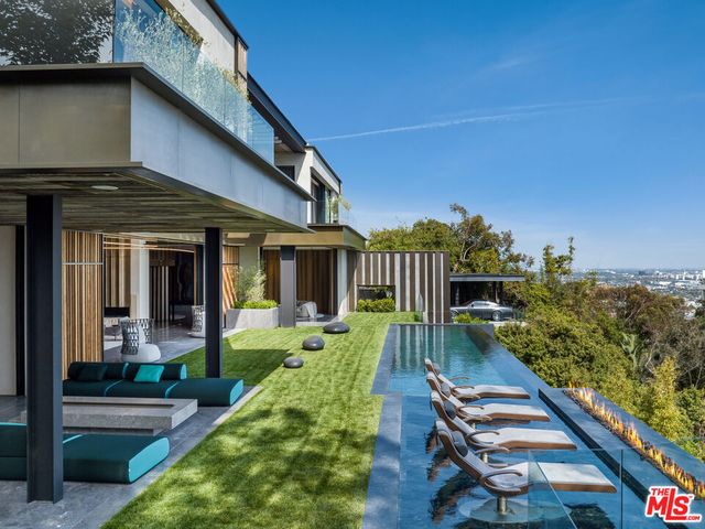 8741 St Ives Drive, Los Angeles