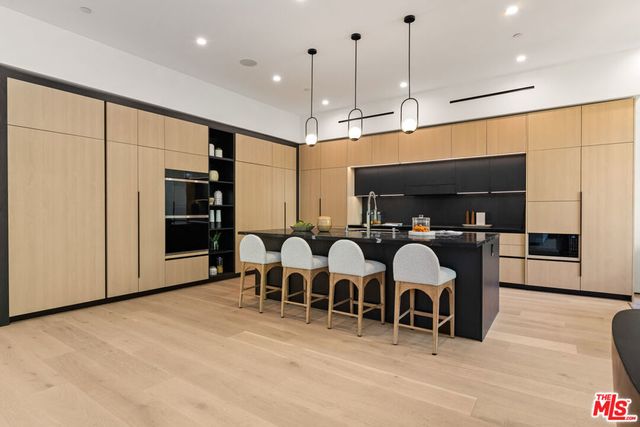 11929 Brentwood Grove Drive, Los Angeles