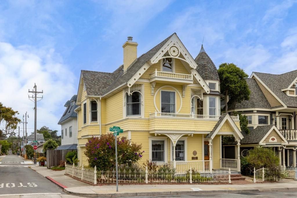 132 Forest Avenue, Pacific Grove