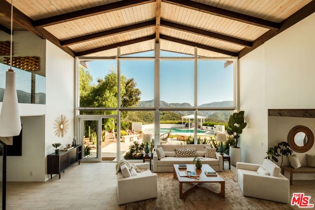 26094 Mulholland Highway, Calabasas