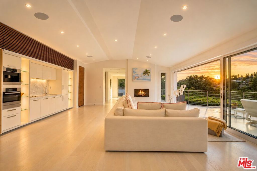 9422 Readcrest Drive, Beverly Hills