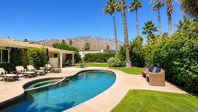 1318 E Via Escuela, Palm Springs