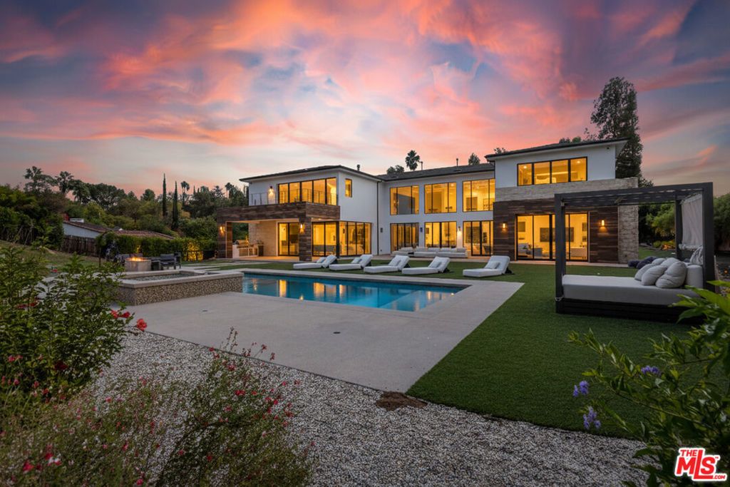 4607 Vanalden Avenue, Tarzana