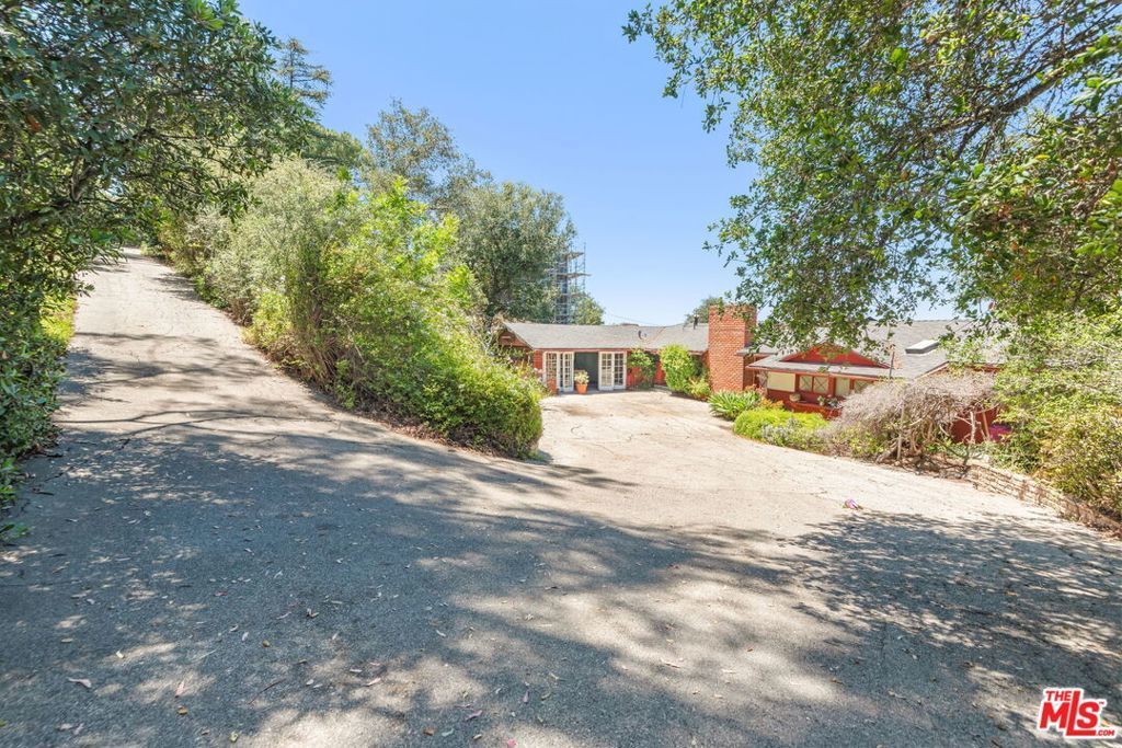 15739 Mulholland Place, Los Angeles