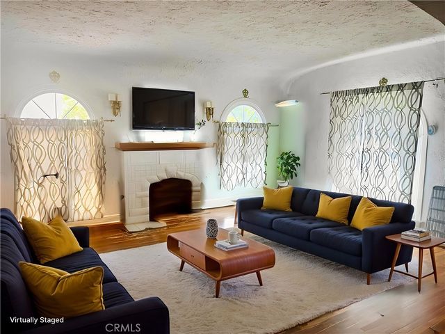 1553 N Commonwealth, Los Angeles