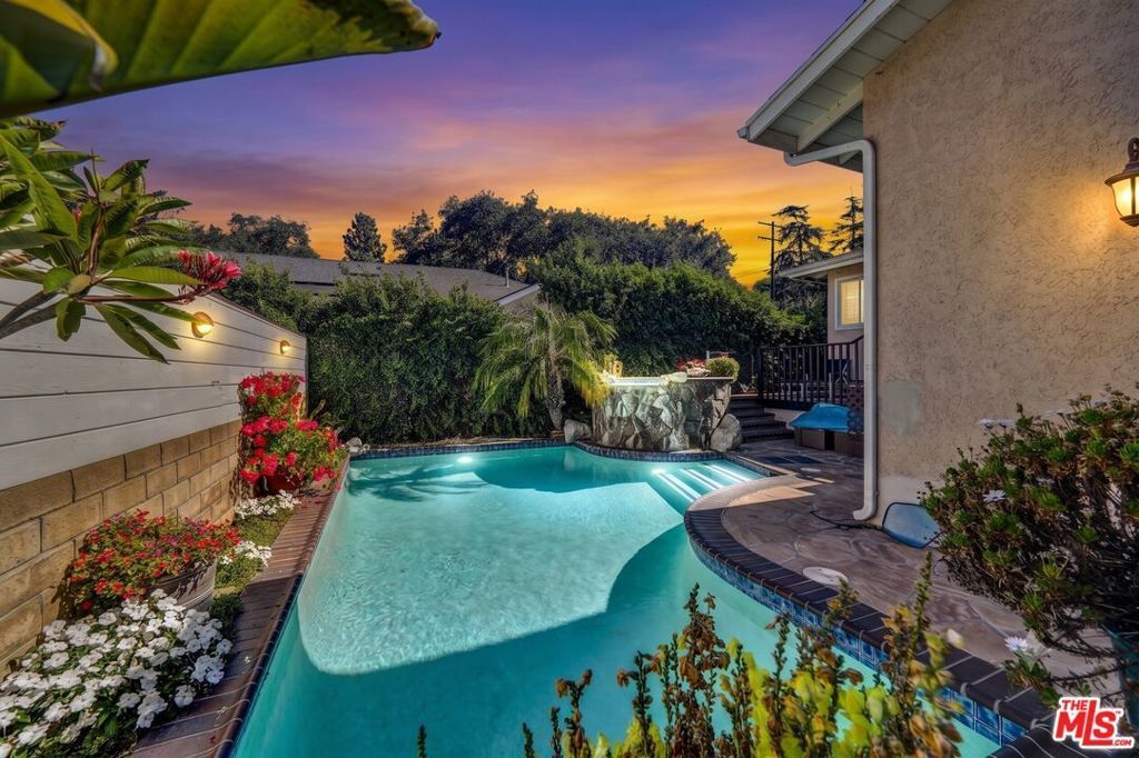10205 Fairgrove Avenue, Tujunga
