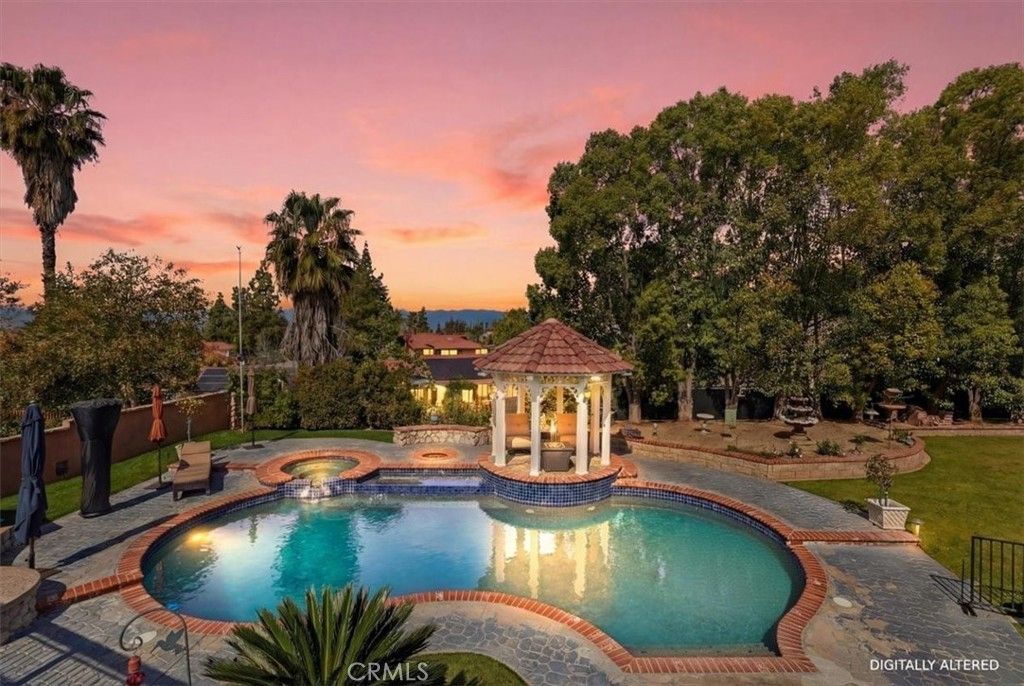 1210 Versailles, Riverside