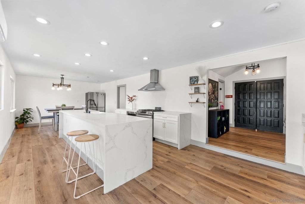 10111 Cliffwood Dr, La Mesa