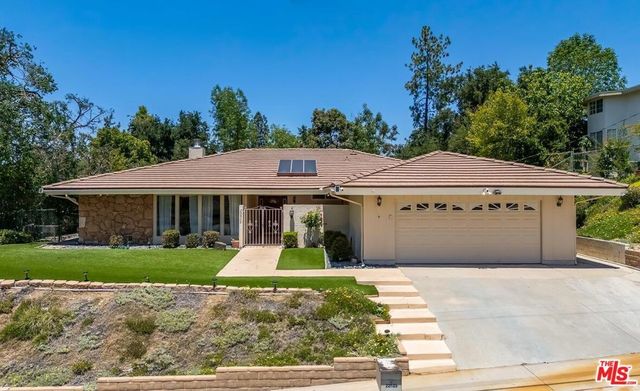 22525 Dardenne Street, Calabasas