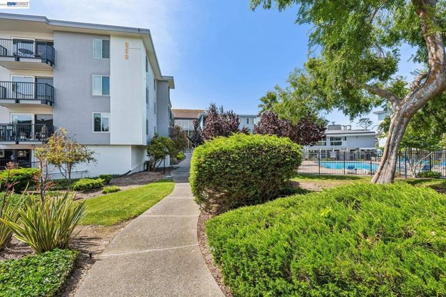 960 Shorepoint Ct # 120, Alameda