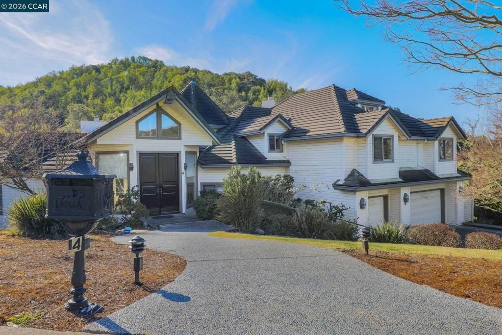 4 Julianna, Moraga