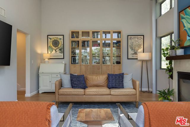 5936 Barton Avenue, Los Angeles