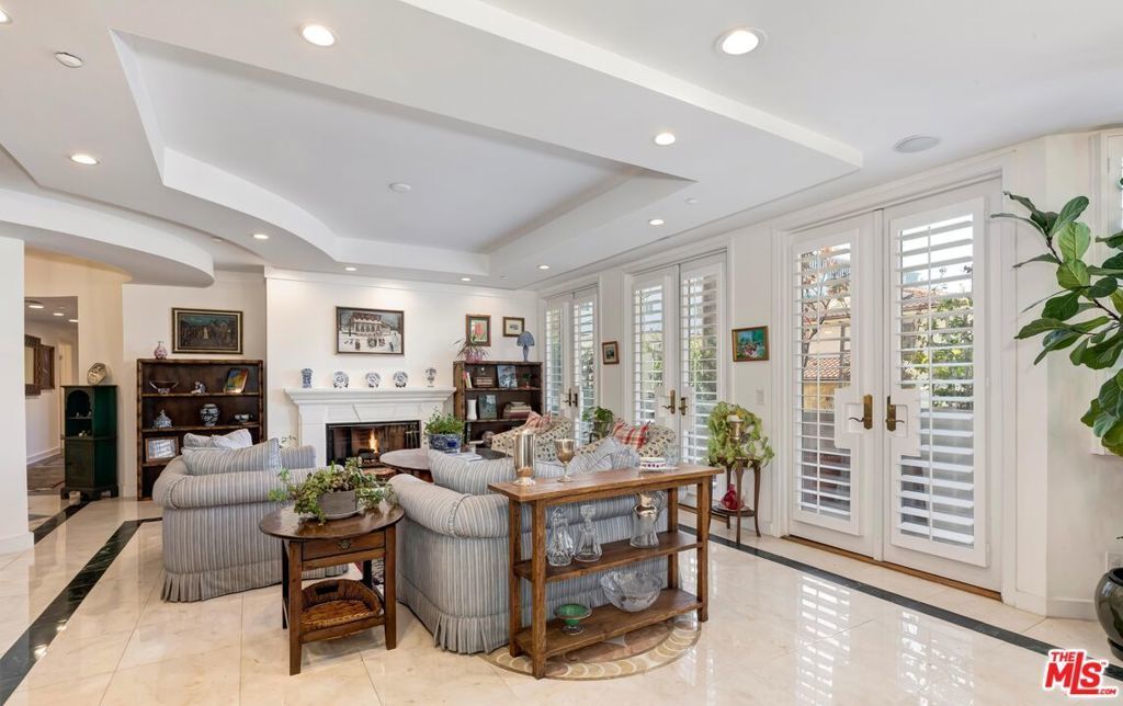 121 N Almont Drive # 205, Beverly Hills