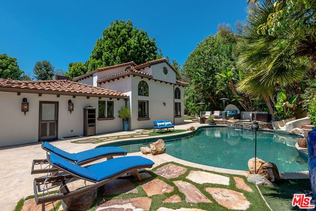 4050 Hayvenhurst Drive, Encino
