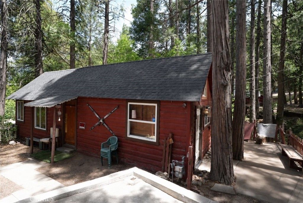 25020 Moon Drive, Crestline