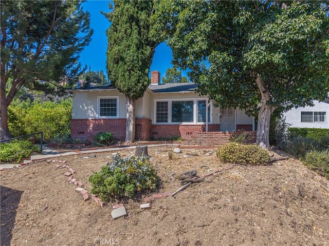 21516 Villena, Woodland Hills