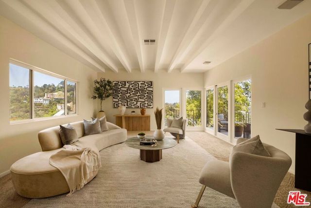 8835 Crescent Drive, Los Angeles