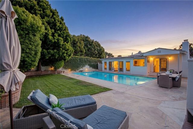 424 S Meadows Ave, Manhattan Beach.