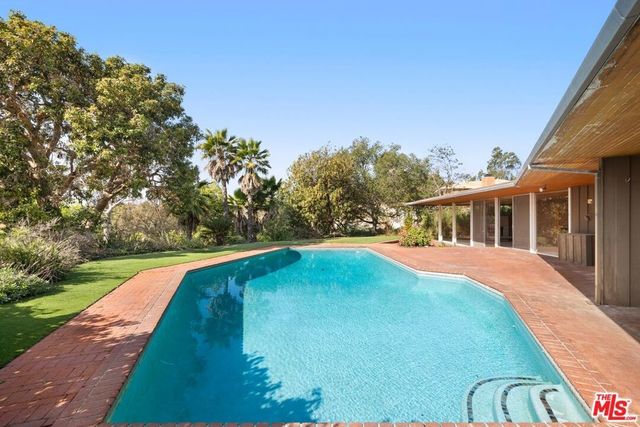 590 N Tigertail Road, Los Angeles