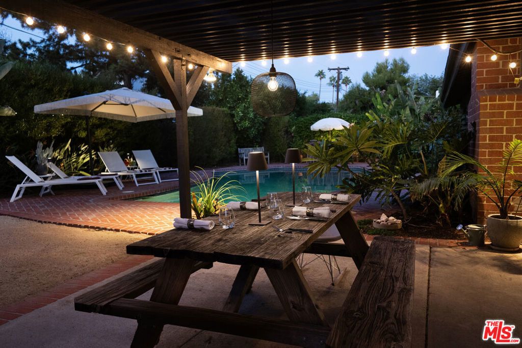 22429 Bessemer Street, Los Angeles