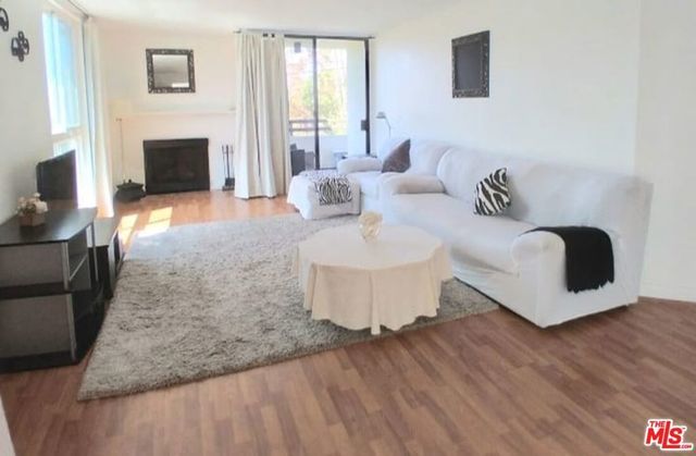 911 N Kings Road # 310, West Hollywood