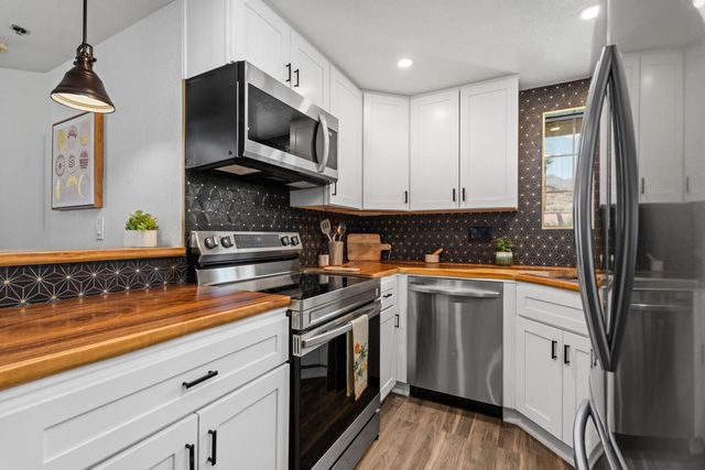 2700 Lawrence Crossley Road # 105, Palm Springs